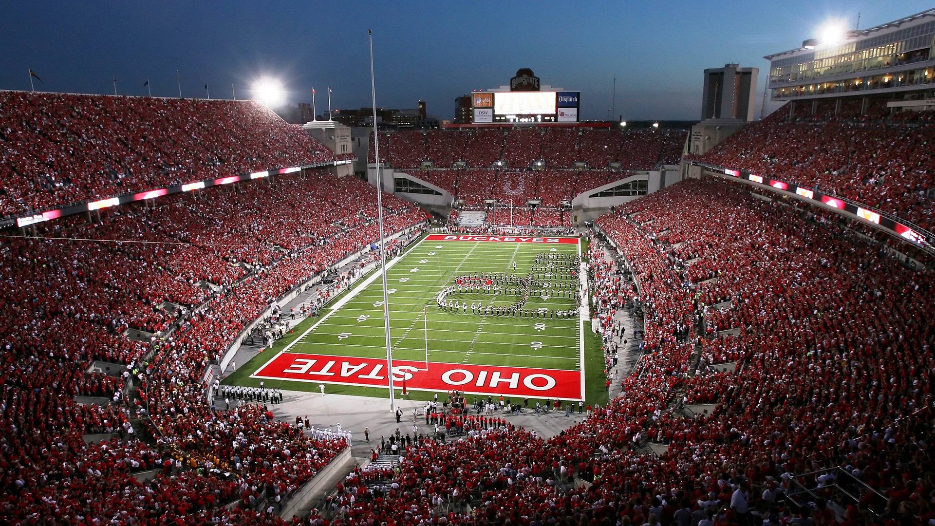 “飞盘:三叉湖田径场上的空中激情与极限对抗”