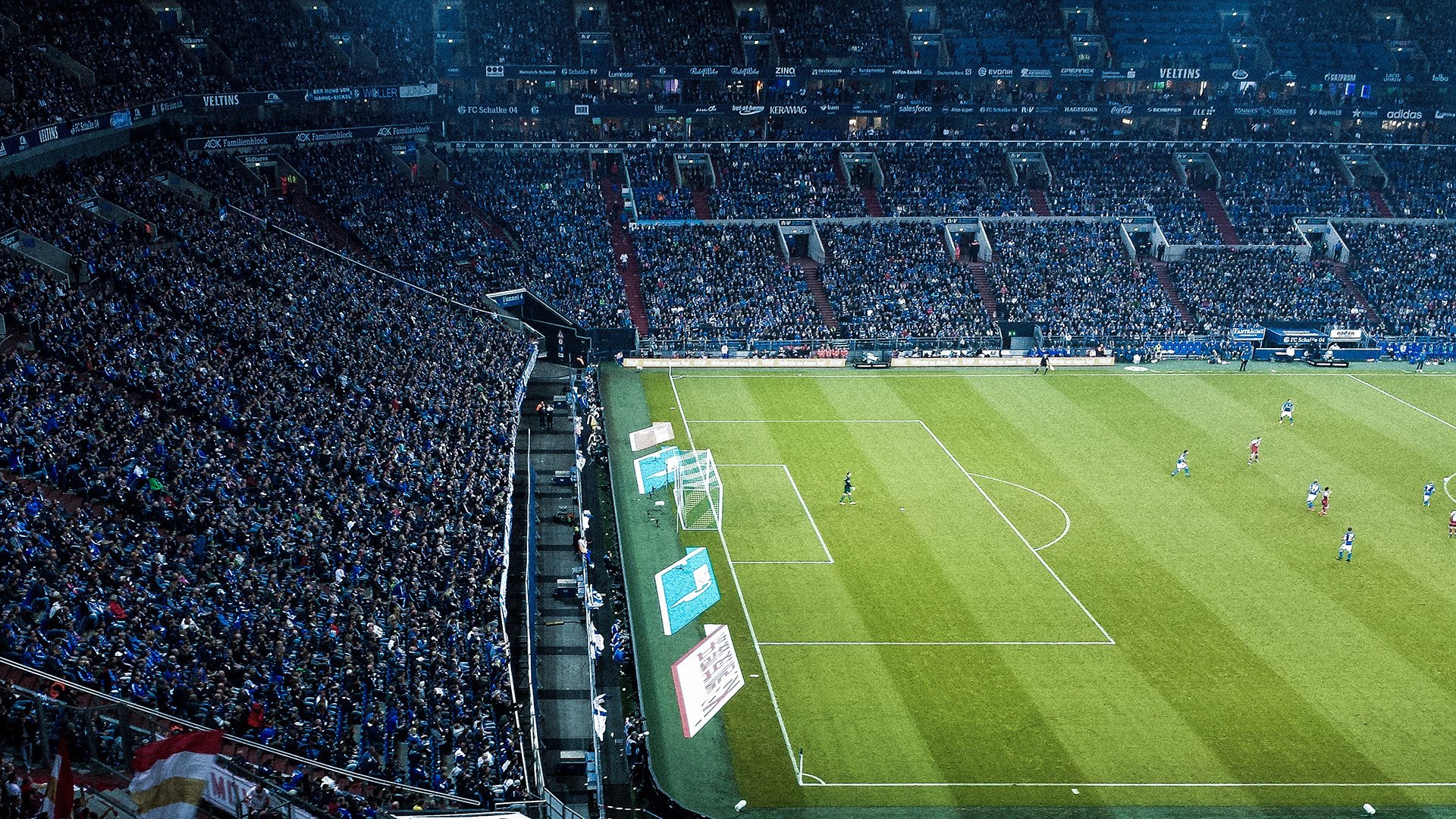 校园足球活动蓬勃发展激发兴趣，校园足球开展的优势和存在问题